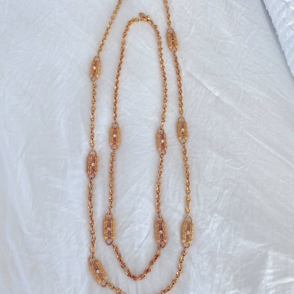 Jackie Kennedy - This is a stunning Jackie O Paper Clip Inspired Necklace - Picture 2 of 3